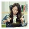 cara pasang lotre dan Ki-Hyuk Park dari tim baseball sedang menikmati mi cup dengan kimchi dan kentang goreng yang disediakan oleh restoran